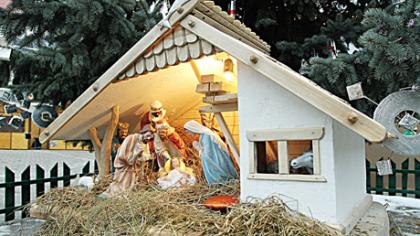 Prie Kalėdų eglutės traukia prakartėlė