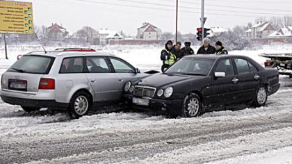 Automobiliai su­si­dū­rė san­kry­žo­je