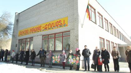 Mokyklą bendruomenė gynė rankomis
