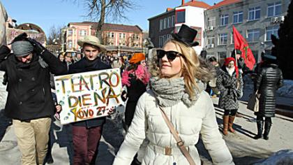 Studentai iškėlė namus teatro paukščiui