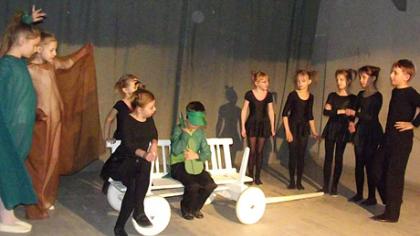 Teatras praskleidė uždangą