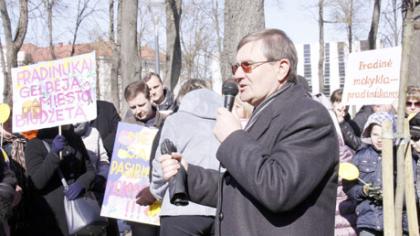 Mokyklų mitingas nušvilpė merą