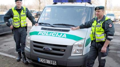 Dukrelės susilaukę sutuoktiniai dėkoja policijai už pagalbą