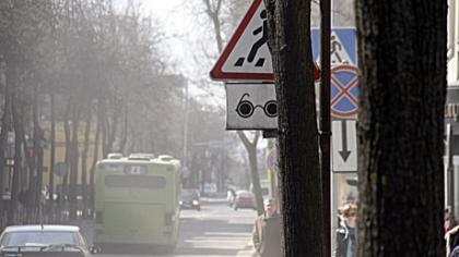 Lietus vaduoja miestą iš dulkių