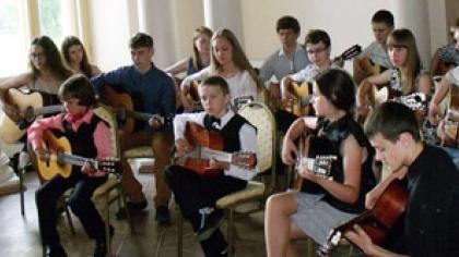 Dvare skambėjo gitarų melodijos