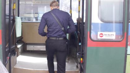 Priekinių durų diena: keleiviai ir zuikiai važiuoja kartu