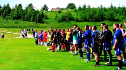 Futbolininkai paaukojo pinigų koplytėlei