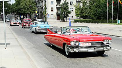 Festivalis atidarytas autodinozaurų paroda
