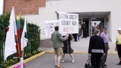Piketuotojai prieš „Chevron“ pateko į posėdį