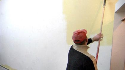 Kaip dažyti kambario sienas ir lubas