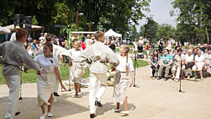 Kurtuvėnus sujudino teatrų šventė ir atgaivintas turgelis
