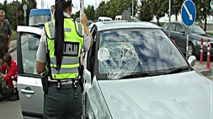 Mama su vaiku partrenkti perėjoje