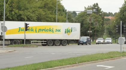 Siūloma naktį riboti krovininio transporto eismą
