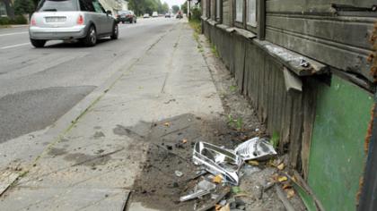 Automobilis taranavo namą