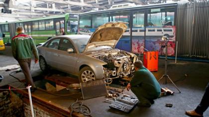 Direktoriaus automobilis remontuojamas „Busturo“ garaže