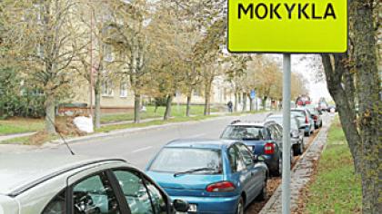 Mokykla išnyko, o kelio ženklas liko