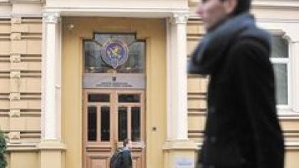 Kam naudinga pūsti skandalus?