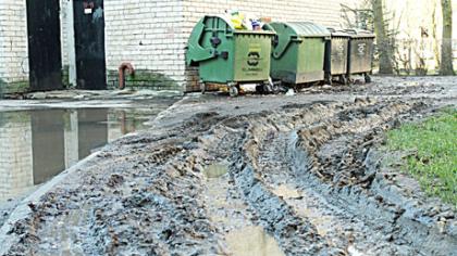 Iki konteinerių reikia bristi per purvynus