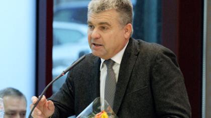 Skilinėjanti partija tem­pia į dug­ną Šiaulius