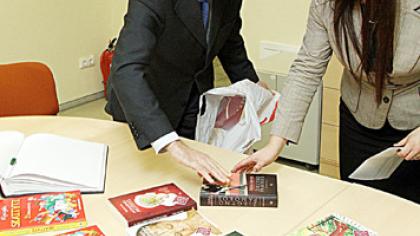 Belgijos ambasadorius dovanojo knygų