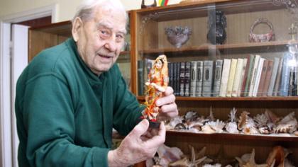 95 metų dainininkas pakviečia ir šokiui