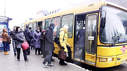 Keleiviai persodinti į autobusus