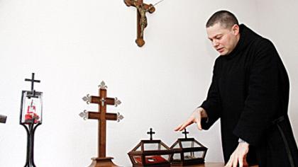 Vienuoliai saugo Kristų lietusias relikvijas