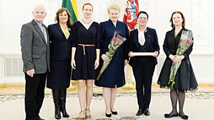 Prezidentė apdovanojo ir Šiaulių miesto bendruomenę