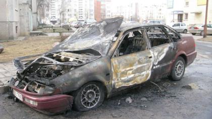 Tyčinis padegimas – supleškėjo du automobiliai