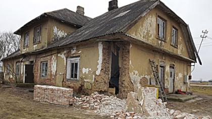 Avarinis dvaro pastatas – beveik bešeimininkis