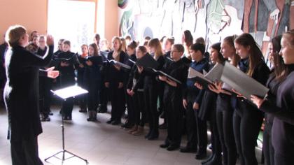 Moksleivių choras dainavo stotyje