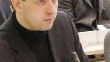 Politikai santykius aiškinasi per etikos sargus