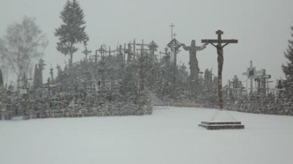 Savanoriai kviečiami tvarkyti Kryžių kalną