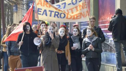 Teatro dieną šventė studentai