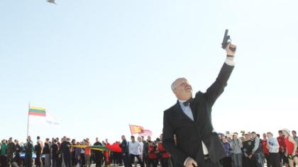 Bėgikams startą davė šūvis ir naikintuvai