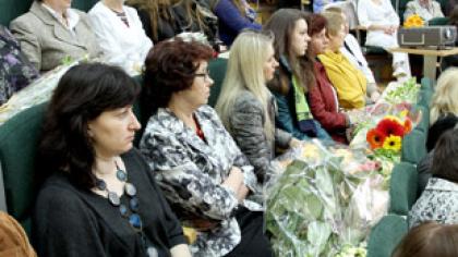 Medicinos darbuotojams – sveikinimai, gėlės ir poezija