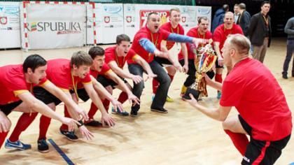 Krep­ši­nio re­li­gi­ja nu­ga­li fut­bo­lą dalijant pinigus