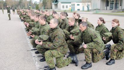 Savanoriška ka­ro tarnyba – iššūkis ir merginoms