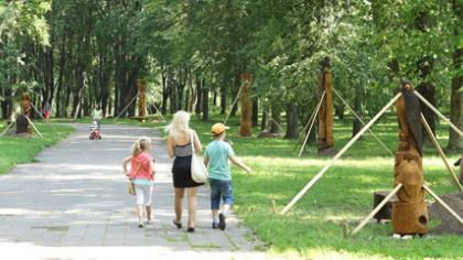 Parką puošia pasakų herojų alėja