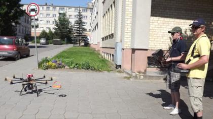 Fotokopteriu miestus fotografuoja iš aukščio