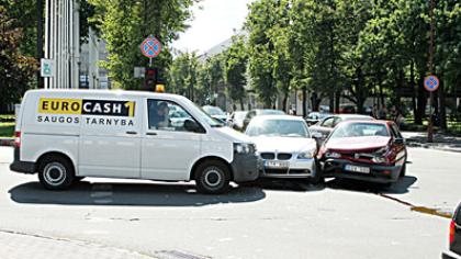 Miesto cent­re su­si­dū­rė trys au­to­mo­bi­liai