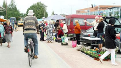 Prekiautojai „okupavo“ dviračių taką