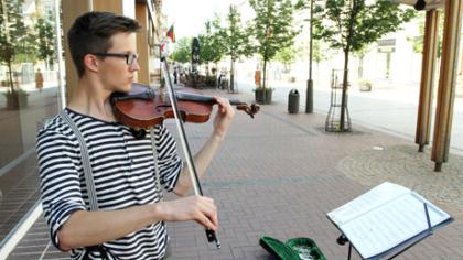 Būti gatvės muzikantu apsimoka