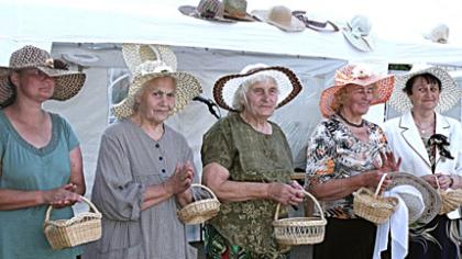 Oninėse gimsta skrybėlaičių tradicija