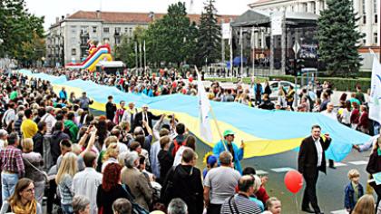 Šventinėje eisenoje plazdėjo Ukrainos vėliava