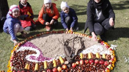 Skveras pražydo spalvingomis mozaikomis