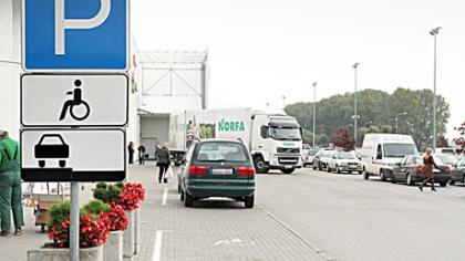 Vairuotojai raginti aplenkti neįgaliųjų vietas