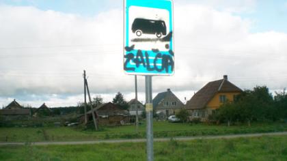 Akmenės rajone suniokoti kelio ženklai