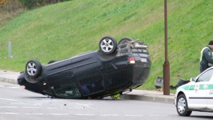 Automobilis nusileido ant stogo