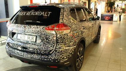 Automobilį papuošė beveik 15 tūkstančių lipdukų